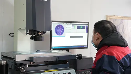 Terävällä näkemyksellä ja tarkalla ohjauksella luomme lujasti muottien laadukkaan puolustuslinjan.